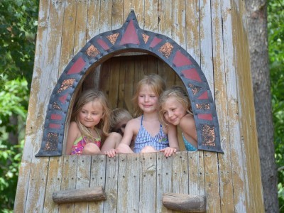 Домики для детской площадки: особенности и разновидности Домики для детской площадки: особенности и разновидности