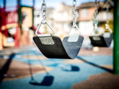 Резиновое покрытие снижает травматизм на детских площадках Резиновое покрытие снижает травматизм на детских площадках